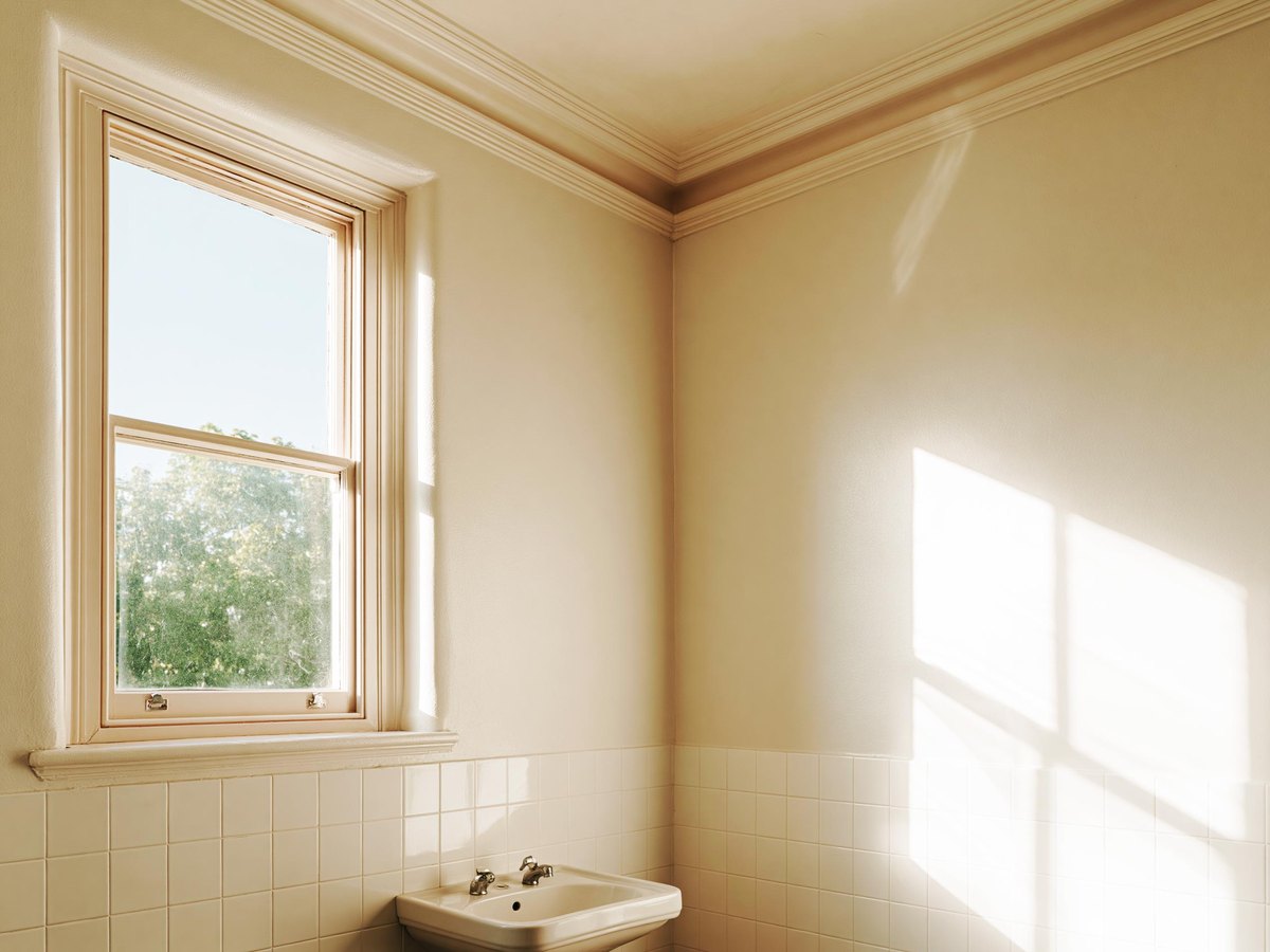 Smooth painted wall corner in a dry room, evenly lit